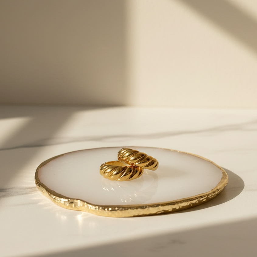 Gold Earrings — Lumire Background