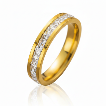 Gold ring with reflection
