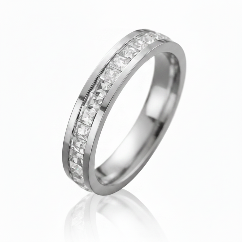 Silver ring with reflection